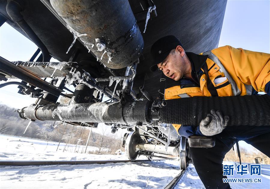 （新春走基层）（10）林海间的“送水小火车”