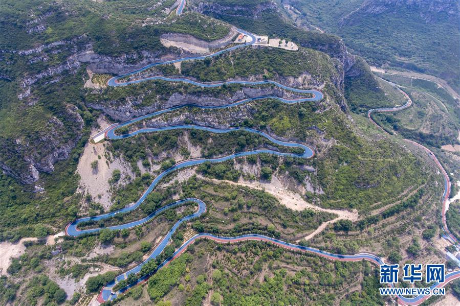 这是6月18日拍摄的通往太原市王封一线天景区的西山旅游公路(无人机