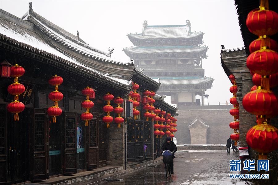 1月5日,一名行人在平遥古城街道上骑行.