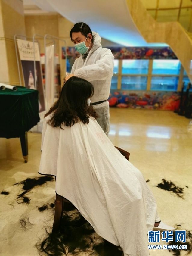 当地理发师义务为医护人员修剪头发新华网发(受访者供图)