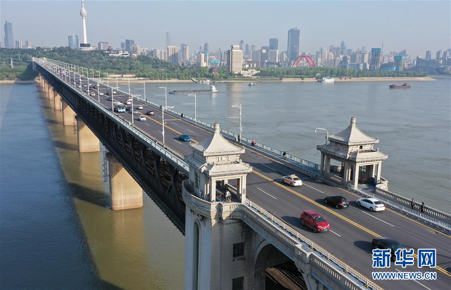 武汉长江大桥的早高峰川流不息