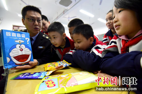 图为邯郸市邯山区市场监督管理局的工作人员引导小学生树立正确的消费观，防止沉迷玩“盲盒”。 郝群英