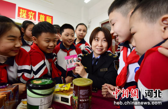 图为邯郸市邯山区市场监督管理局的工作人员为邯山区实验中学小学部的学生讲解食品安全常识。 作者 郝群英