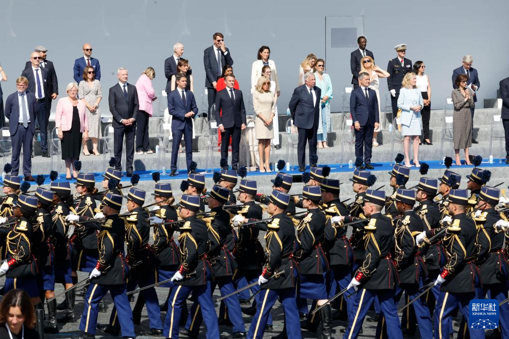 法国国庆阅兵式在巴黎举行