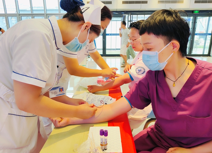 峰峰矿区红十字会联合邯郸市第四医院开展捐献造血干细胞宣传采集血样活动